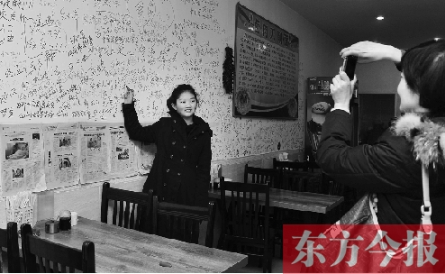 東方今報(bào)“一碗面的溫暖”還在延續(xù)，媒體和愛心人士的吃面接力熱情不減。