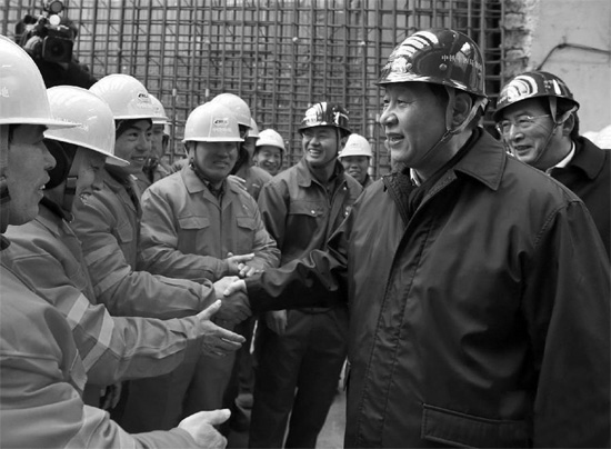 除夕前一天，習(xí)近平到北京地鐵8號(hào)線南鑼鼓巷站施工工地慰問農(nóng)民工和技術(shù)人員