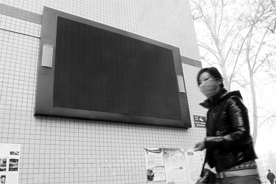 教育部下發(fā)通知，不僅要求學(xué)校引導(dǎo)學(xué)生勤儉節(jié)約，學(xué) 校也要節(jié)約辦公。昨天是開學(xué)第一天，鄭州市39中校園