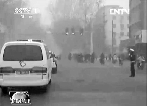 正值上下班高峰，交警調(diào)信號燈分流車輛