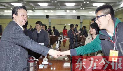 4月22日，省委書記、省人大常委會主任郭庚茂和“聚焦中博·河南行”中部六省媒體采訪團成員親切握手