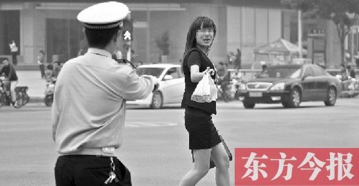 一名女子闖紅燈，并且躲避交警的處罰