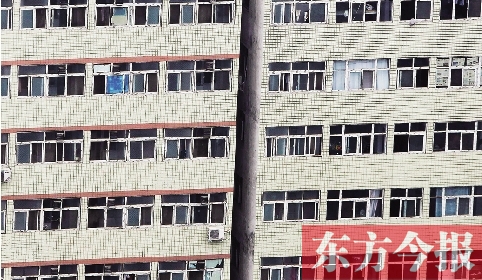 鄭州市城中村眾多類似這樣火柴盒式的房間，成了大中專畢業(yè)生們暫時安放青春和夢想的地方