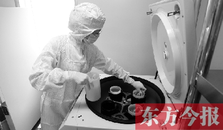 鄭州一專(zhuān)門(mén)儲(chǔ)存臍帶血的機(jī)構(gòu)，專(zhuān)業(yè)人員正在把臍帶血存放在儲(chǔ)藏箱里