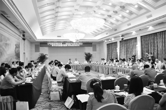 產(chǎn)業(yè)集聚區(qū)會(huì)議現(xiàn)場(chǎng)，各位專家學(xué)者對(duì)河南產(chǎn)業(yè)集聚區(qū)的發(fā)展建言獻(xiàn)策