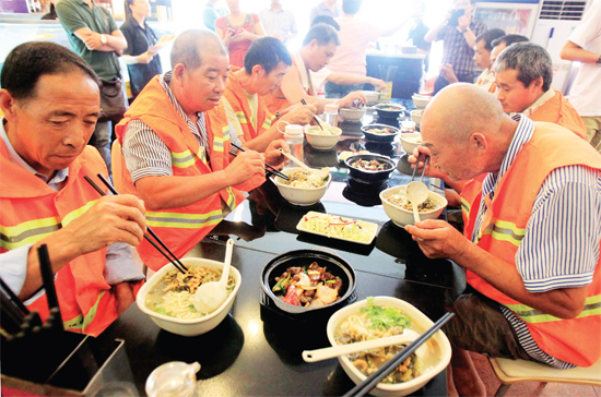 8月18日中午，鄭州市商城路一家飯店邀請33位一線環(huán)衛(wèi)工免費吃頓飯