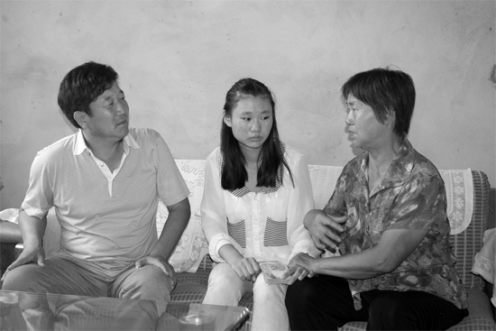 “商丘最美女兒”李丹（中）捐骨髓救母，愛心人士（左）送來1萬元愛心款