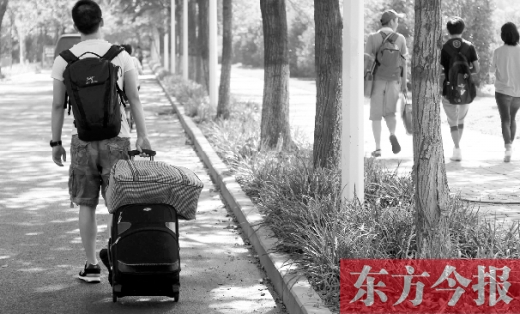 滿載著家人的希望，沿著學(xué)校的路標(biāo)，鄭州大學(xué)新生入學(xué)了，一位新生自己帶著行李來(lái)報(bào)到
