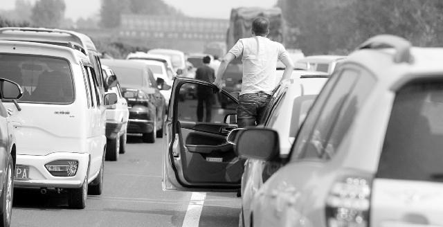 10月7日下午，寧洛高速漯河至商水段，因車禍發(fā)生擁堵