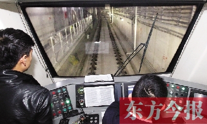 為了地鐵一號線在年底按期投入試運(yùn)營，大家正在緊張調(diào)試