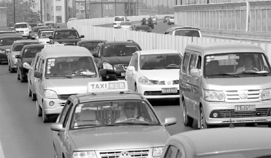 上午11點，鄭州市京廣快速路由北向南的路段已經開始擁堵，要是早晚高峰，更是堵得走不成