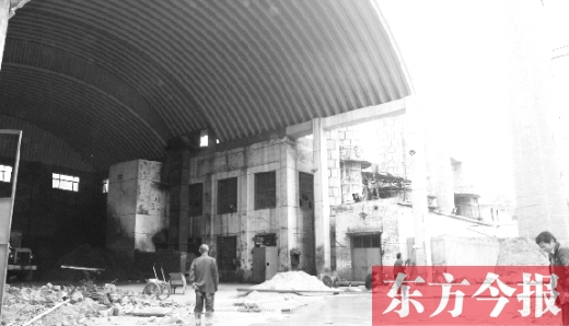 黃委會燃煤鍋爐房里幾臺機器正“整裝待發(fā)”，大煙囪拆除難