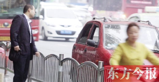 昨日下午5點(diǎn)40分，一男子久久未等到出租車，一輛“黑三輪”車主便和他搭訕