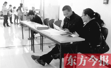 　　10月16日，鄭州市社保中心辦事大廳，新增的桌椅方便了前來辦理手續(xù)的市民