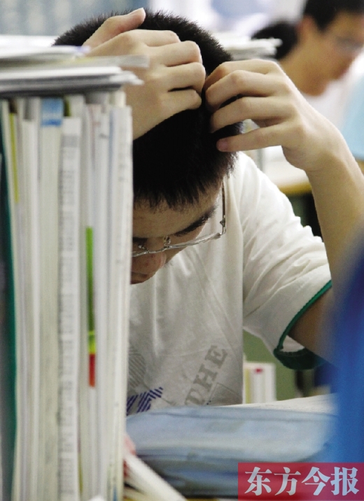 一位高三學(xué)生在復(fù)習(xí)功課 東方今報記者 沈翔 攝