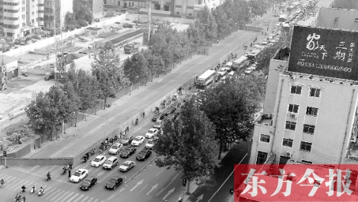 圍擋設(shè)置首日，人們騎車緩慢通行