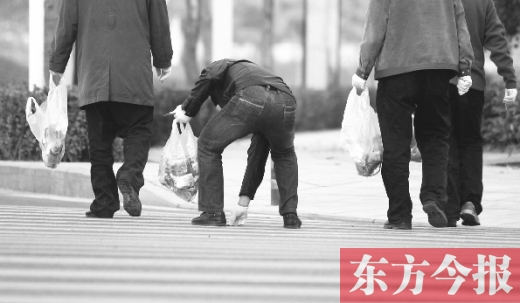 鄭州萬名機關(guān)干部替環(huán)衛(wèi)工掃街 鄭州萬名機關(guān)干部替環(huán)衛(wèi)工掃街