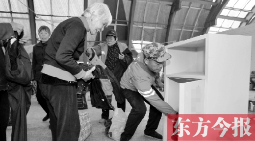 11月5日，孫德坤把棉衣送到今報(bào)的一處“愛有所衣”站點(diǎn)