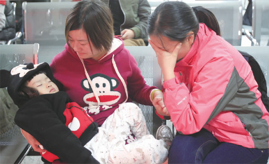 昨日，9時35分，堅守在手術(shù)室外的嘟嘟在媽媽懷里睡著了，因被眼前的真情觸動，今報記者趙丹流下了眼淚