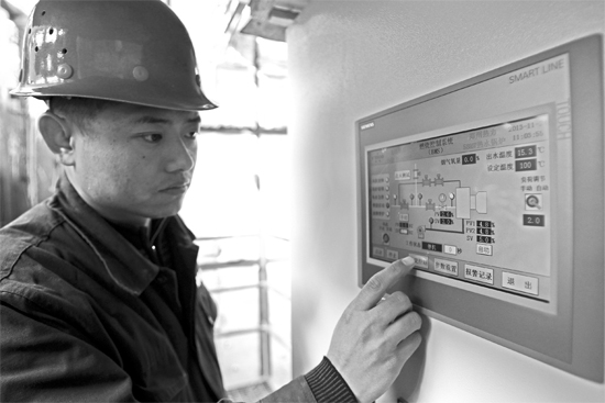 宗希明在“政七街煤改氣項目” 工程工地。高科技完全取代了老式燃煤鍋爐笨重、復(fù)雜的管理和控制