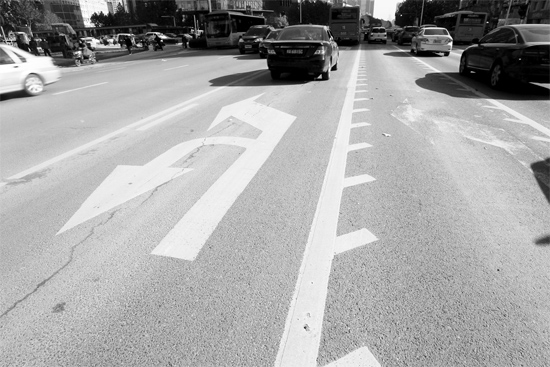 昨日，鄭州市金水路未來路口的“魚刺”車道，好多司機(jī)不知道咋走
