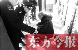 昨日，鄭州市管城區(qū)執(zhí)法局對(duì)轄區(qū)一只狗狗檢查是否辦過(guò)證 東方今報(bào)首席記者 劉棟杰 攝