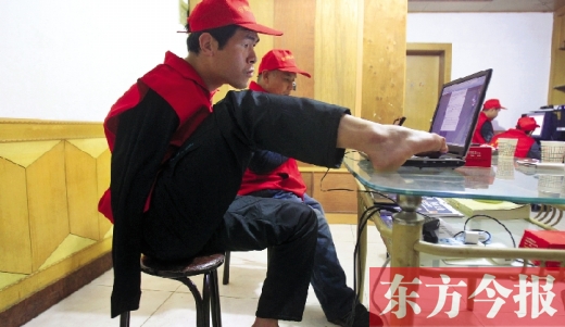 12月2日，一名“豫殘聯(lián)盟”志愿者正通過網(wǎng)絡(luò)、微博等聯(lián)絡(luò)著各地殘疾人朋友 東方今報(bào)首席記者 張曉冬