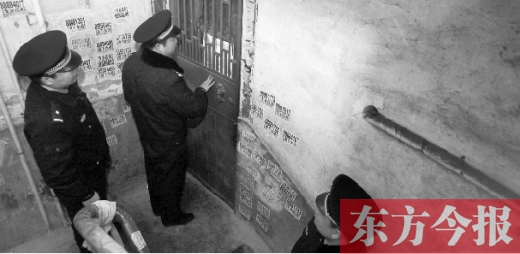 12月3日，鄭州市隴海路。執(zhí)法人員欲進(jìn)入一戶未辦狗證的居民家中，強行將狗帶走