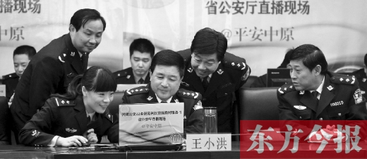 省公安廳廳長王小洪（中）和微博網(wǎng)友在進行交談，發(fā)現(xiàn)問題現(xiàn)場馬上解決