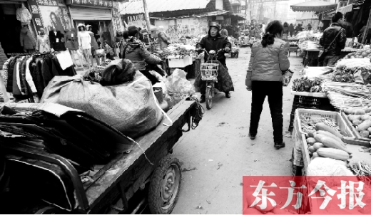 和所有的都市村莊一樣，老鴉陳也充滿(mǎn)著形形色色的人，窄窄的巷子因占道經(jīng)營(yíng)變得更加狹窄