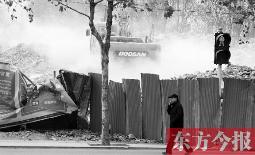 昨日，鄭州市未來路與緯四路交叉口一工地施工不除塵，加重了空氣污染