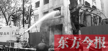 昨天早上8點半，鄭州市農(nóng)業(yè)路一拆遷工地，用兩臺噴水車噴水除塵，有效地阻止了施工揚塵