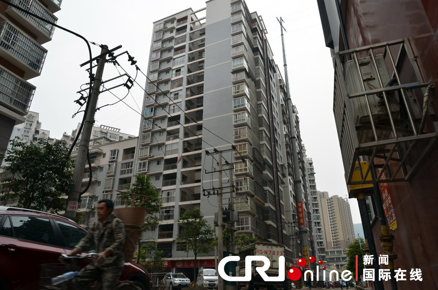 2013年4月2日，四川達(dá)城，電線桿足足有19層樓高，而且離小區(qū)住戶的房屋很近。圖片來(lái)源:張?bào)K/CF