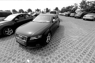 3月30日，掛有AZG(安徽政府公務(wù)的拼音縮寫(xiě)）通行證的車(chē)輛停放在合肥市小蜀山公墓停車(chē)場(chǎng)內(nèi)。