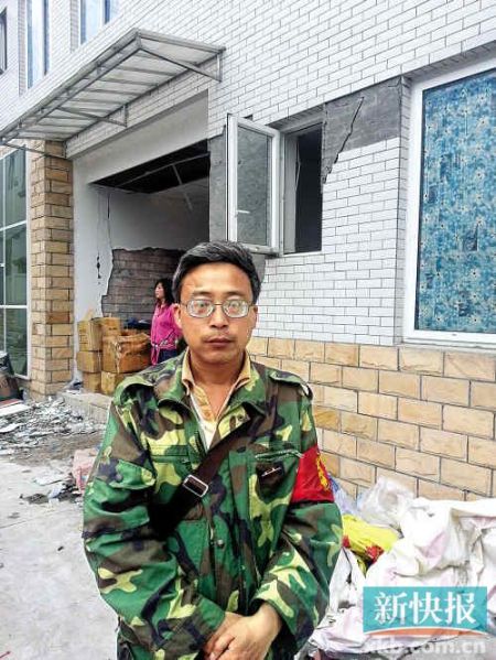 被免副鄉(xiāng)長楊成毅成災(zāi)區(qū)首位免職干部，接受新快報(bào)記者采訪時(shí)稱：“服從組織決定，大難當(dāng)前官位不要緊”