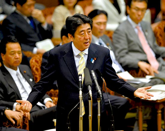 23日，安倍在參議院預(yù)算委員會發(fā)表講話。
