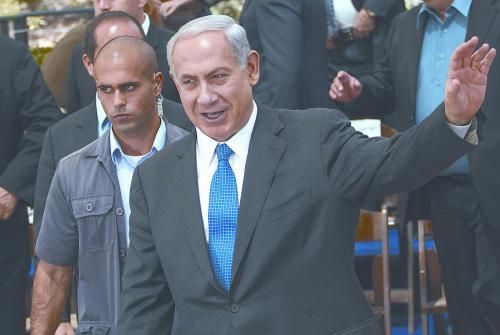 經(jīng)以總理內(nèi)塔尼亞胡主持的內(nèi)閣秘密會(huì)議決定，以空軍接連對敘利亞多處目標(biāo)實(shí)施空襲。圖為內(nèi)塔尼亞胡5日出席內(nèi)閣會(huì)議。