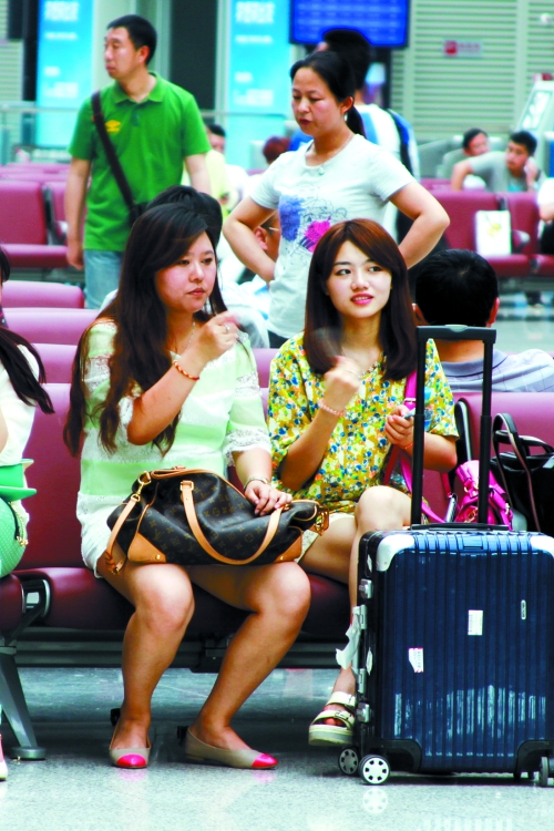 實在太熱，有個美女拿身份證當扇子用