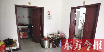 男廁洗漱池前，堆放著大量家電、家具等生活用品