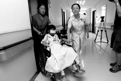 昨天，斌斌被推出病房，準(zhǔn)備換藥。記者 譚青/攝