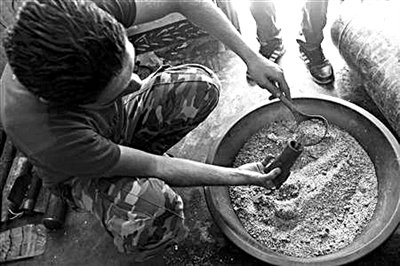 10日，敘反對派人員正在制作武器。