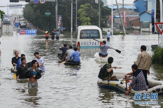 臺風“菲特”造成浙江余姚市城區(qū)大面積被淹，城市交通基本癱瘓，部分區(qū)域停電停水。