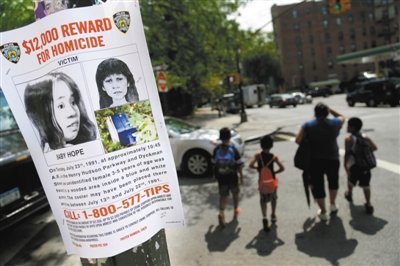 2013年7月23日，貼在紐約街頭的征詢線索傳單，這天是“希望寶寶”被發(fā)現(xiàn)遇害的日子，每年這天警方都