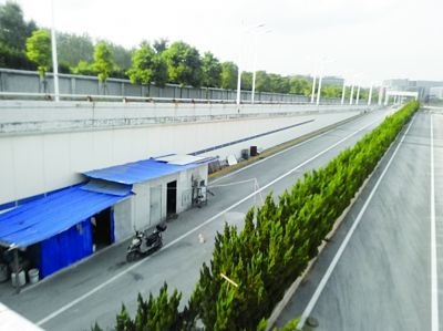 隧道內(nèi)堆放著大量生活用品。