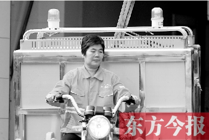 鄭州市金水區(qū)目前發(fā)放的第一批30輛新垃圾清運(yùn)車，已投入使用