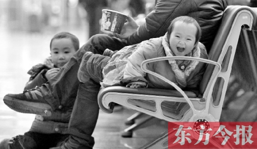 鄭州東站候車長椅上，哈哈，馬上回家過年有禮物收了