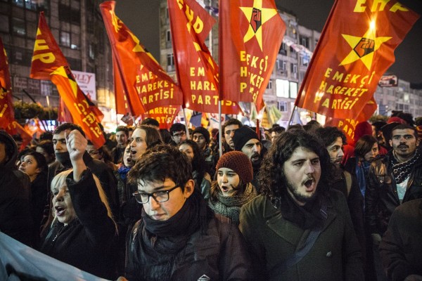 當?shù)貢r間2014年2月25日，土耳其伊斯坦布爾，總理涉腐錄音引發(fā)全國抗議，要求本屆政府下臺。