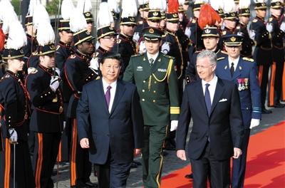 30日，習(xí)近平在會(huì)見比利時(shí)國(guó)王菲利普前，出席菲利普國(guó)王在王宮廣場(chǎng)舉行的隆重歡迎儀式。新華社發(fā)