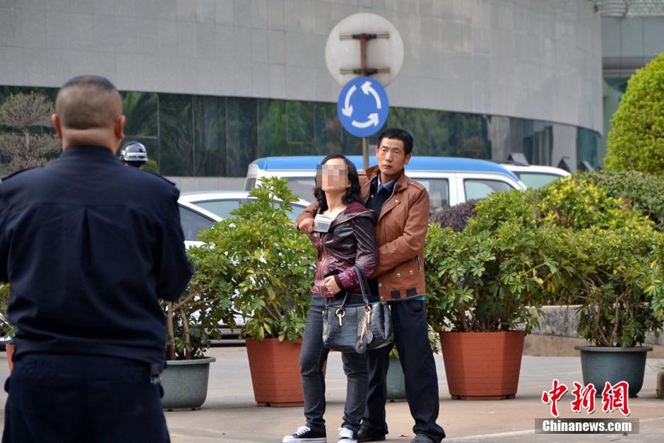 圖為劫持者與警方談判中。