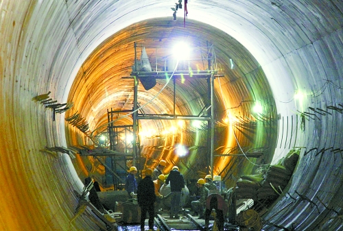 2012年12月30日，工人們在南水北調(diào)中線穿黃隧洞內(nèi)施工。